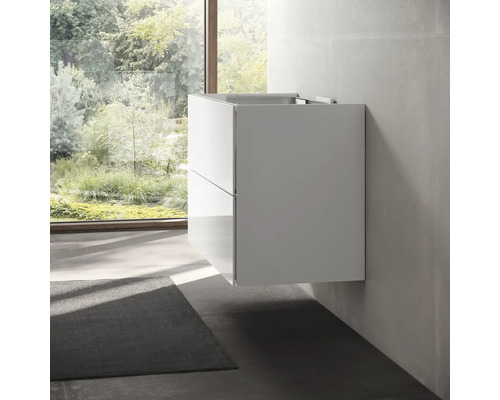 Hängender Waschtischunterschrank im modernen Badezimmer.