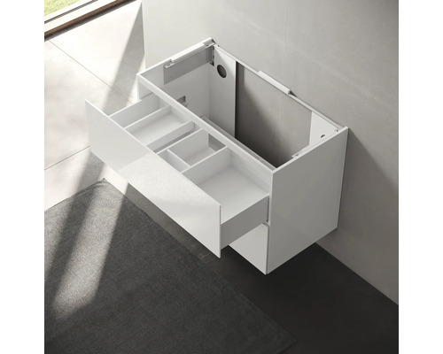 Weißer Waschtischunterschrank mit offenen Schubladen und Fächern zur Badezimmerausstattung