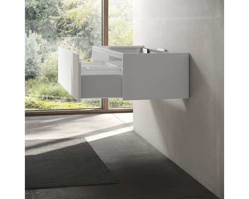 Modernes Badezimmer mit Waschbeckenunterschrank und offenem Schubladenauszug.