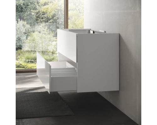 Hängender Waschtischunterschrank mit offenen Schubladen vor einem Fenster