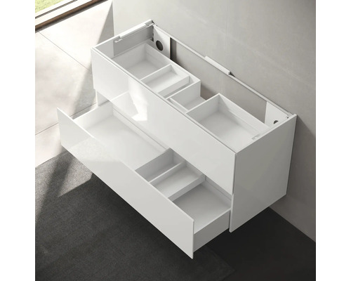 Weißer Waschtischunterschrank mit offenen Schubladen für das Badezimmer.