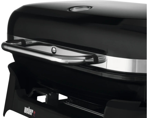 Detailansicht eines schwarzen Weber Grills mit silberfarbenem Griff