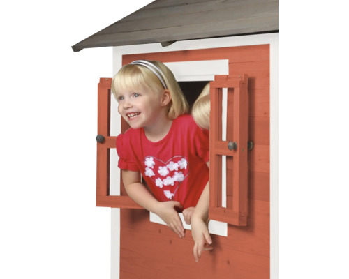 Kind schaut aus Fenster eines Spielhauses aus Holz