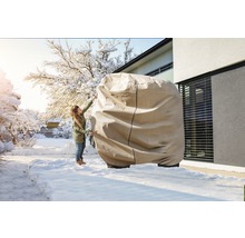 Abdeckplane zum Schutz eines Gartengeräts im Winter