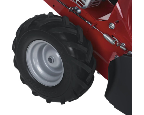 Detailansicht eines schwarzen Reifens eines Motorgeräts