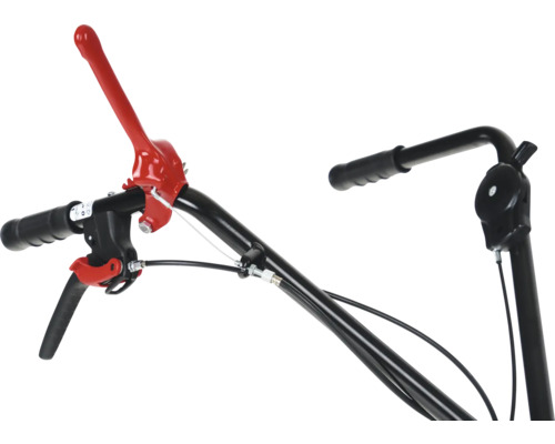 Detailansicht des Lenkers einer Motorhacke mit Hebeln