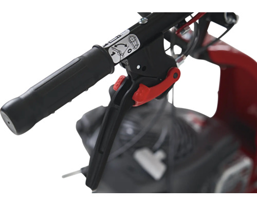 Detailaufnahme des Griffs und der Bedienelemente einer Motorhacke