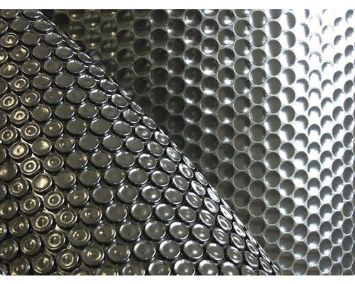 Detailaufnahme einer Noppenfolie für Bauanwendungen.