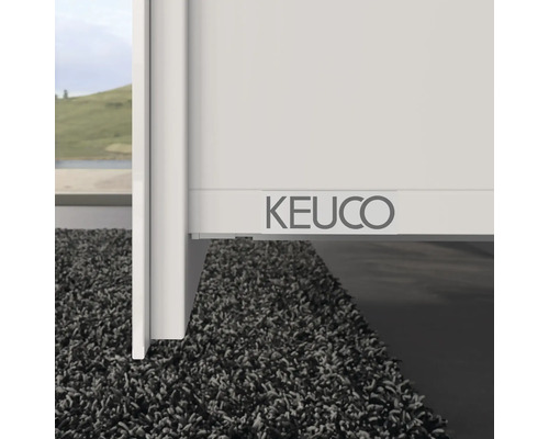 Detailansicht eines Badezimmerschranks mit Keuco Logo