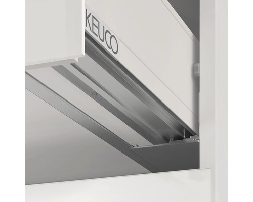 Detailaufnahme eines Badezimmerschranks mit Schublade und Keuco Logo.