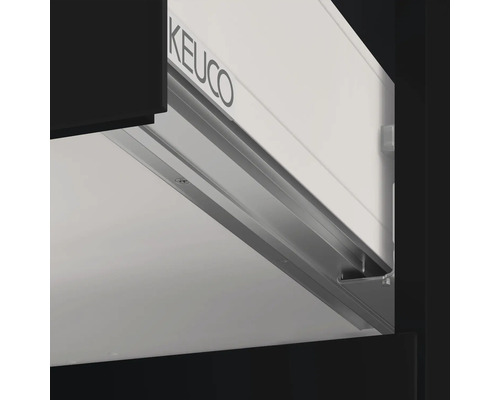 Detailaufnahme eines Badezimmerschranks mit Keuco Logo und Auszugsystem.