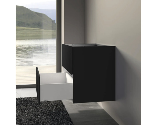 Schwarzer Waschtischunterschrank mit offener Schublade im Badezimmer