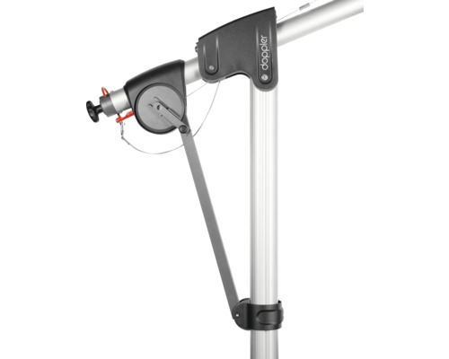 Doppler Logo an einem Sonnenschirm mit Kurbelmechanismus.