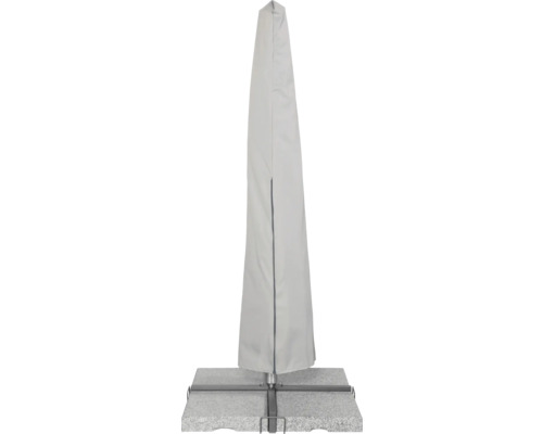 Abgedeckter Sonnenschirm mit Schirmständer auf Steinplatte