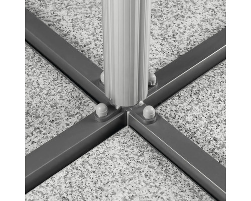 Detailaufnahme eines Sonnenschirmständers mit Kreuzfuß auf einer Steinoberfläche.