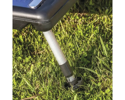 Detailansicht eines Erdspießes zur Befestigung im Gras