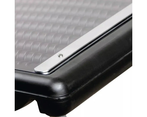 Detailaufnahme einer schwarzen Geräteabdeckung mit einer silberfarbenen Leiste.