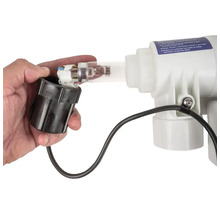 Wasserklärer mit Hand und UV-Lampe