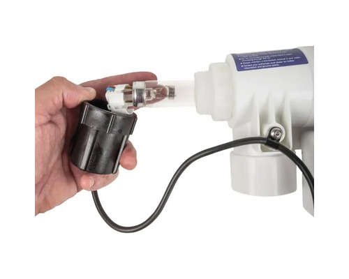 Wasserklärer mit Hand und UV-Lampe