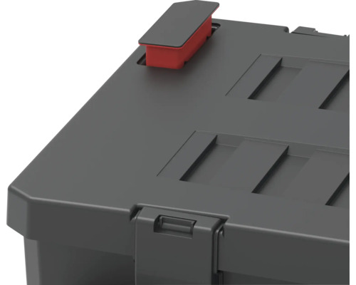 Detailansicht eines grauen Aufbewahrungsbehälters mit rotem Verschluss