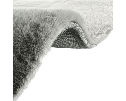 Grauer Teppich mit Flor