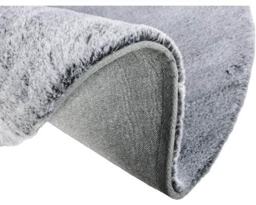 Grauer Teppich mit weicher Oberfläche