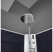 Dusche mit Duschkopf und Duscharmatur