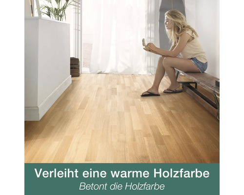 Helles Holzlaminat in einem Zimmer mit einer Frau auf einer Bank