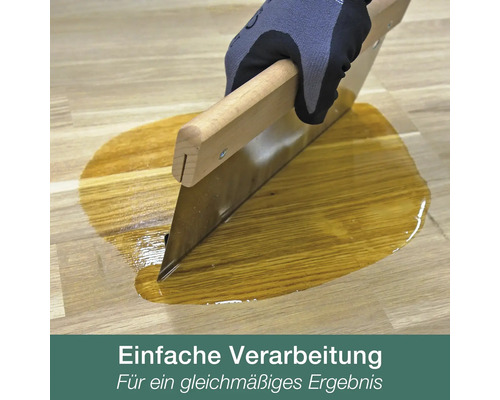 Auftragen von Holzöl auf einen Holzboden mit einer Rakel