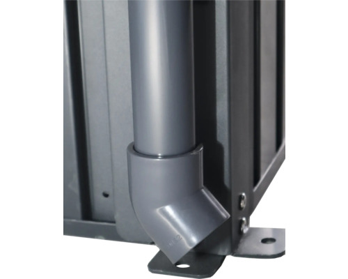 Detailaufnahme eines Regenwasserablaufs an einem Gerätehaus