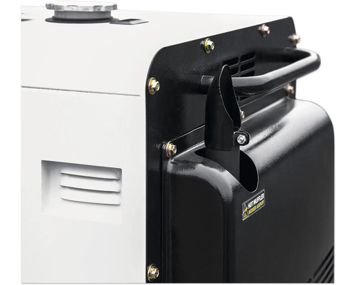 Detailansicht eines Stromerzeugers mit Griff und Auspuff