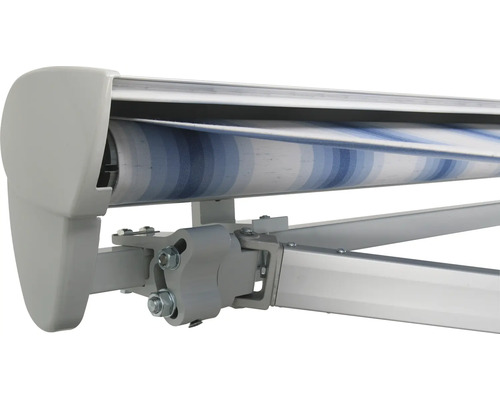 Detailansicht einer Markise mit blau-weiß gestreiftem Stoff