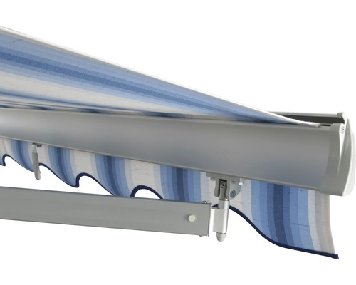 Detailansicht einer Markise mit blau gestreiftem Stoff