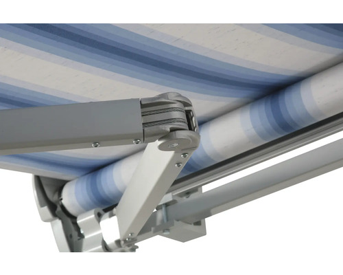 Detailansicht einer Markise mit Streifenmuster und mechanischen Bauteilen.