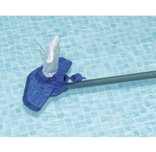 Poolsauger mit Teleskopstange im Schwimmbad