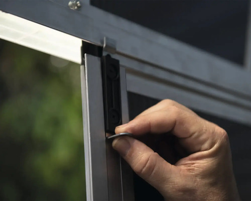 Montage einer Aluminiumkonstruktion mit einer Hand