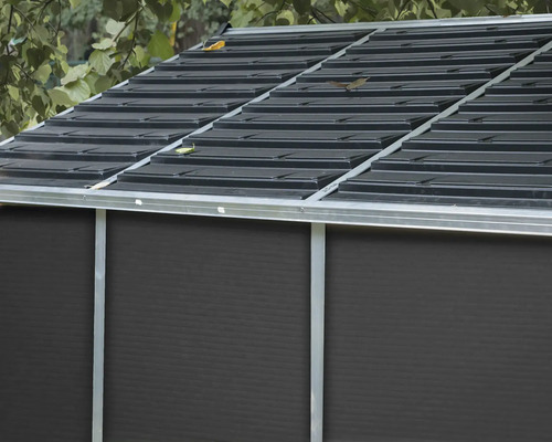 Detailansicht eines Gerätehauses mit Metalldach