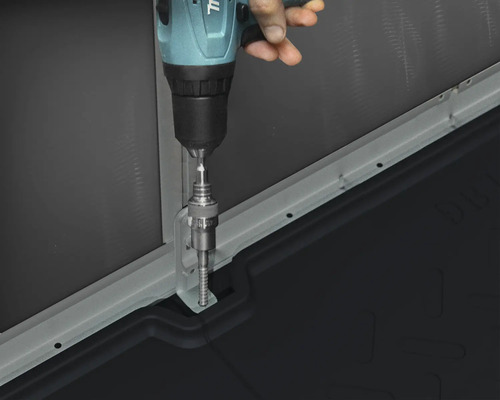 Detailaufnahme einer Bohrmaschine bei der Montage eines Produkts im Hornbach Webshop.