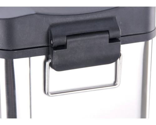 Detailansicht eines Mülleimers mit Halterung und Tragegriff