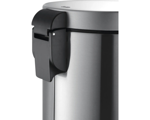 Detailansicht eines Mülleimers aus Metall mit Verschluss