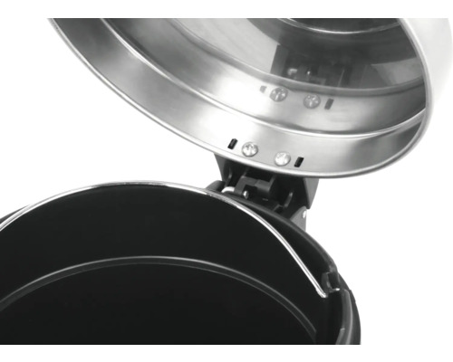 Innenansicht eines Tretabfalleimers mit geöffnetem Deckel