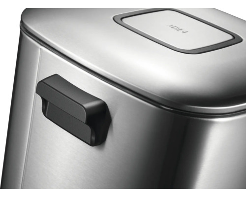 Detailansicht eines Mülleimers aus Metall mit Griff