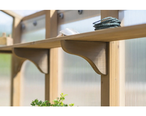 Holzregal mit Werkzeugen in einem Gewächshaus