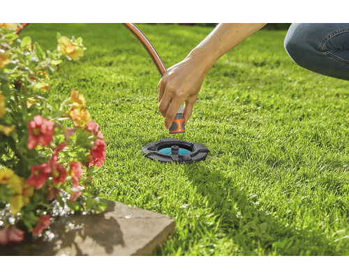 Gartenbewässerung mit versenkbarem Viereckregner im Rasen.