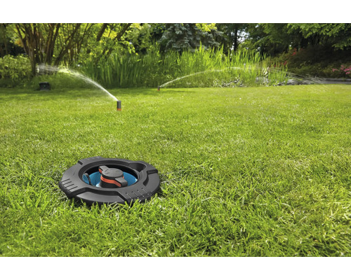 Bewässerter Rasen mit versenkbarem Viereckregner