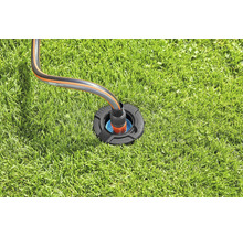 Bewässerungsanschlussdose mit Gartenschlauch auf Rasen