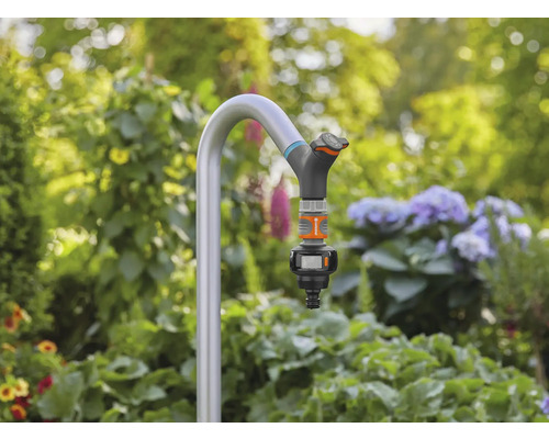 Gartenschlauch-Anschluss mit Wasserhahn im Garten