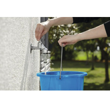 Wasserhahn wird aufgedreht, um einen blauen Eimer zu füllen.