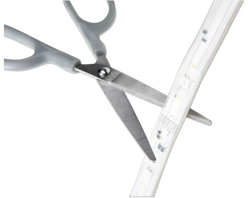 Schere schneidet einen LED-Streifen