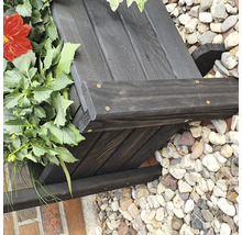 Holz Blumenkasten mit Pflanzen und Steinen im Hintergrund